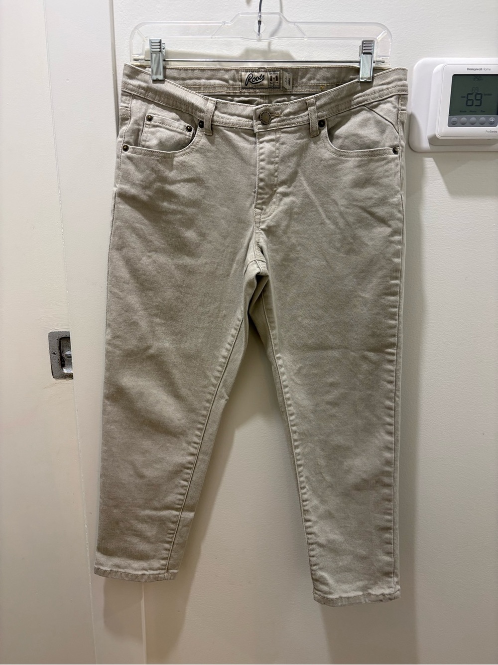 ROOTS | Greige Cropped Jeans